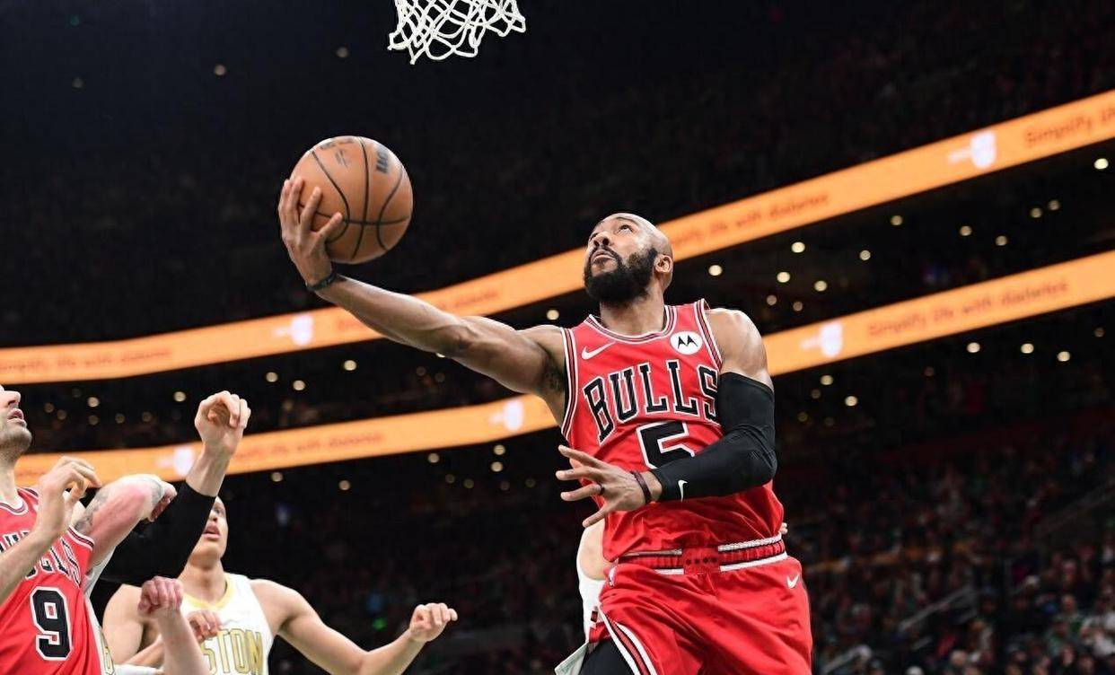 塔图姆在公牛比赛中赛事规则更新冲刺阶段马赛调整名单以备国王杯，密尔沃基雄鹿赛前临场应变看傻球迷的简单介绍