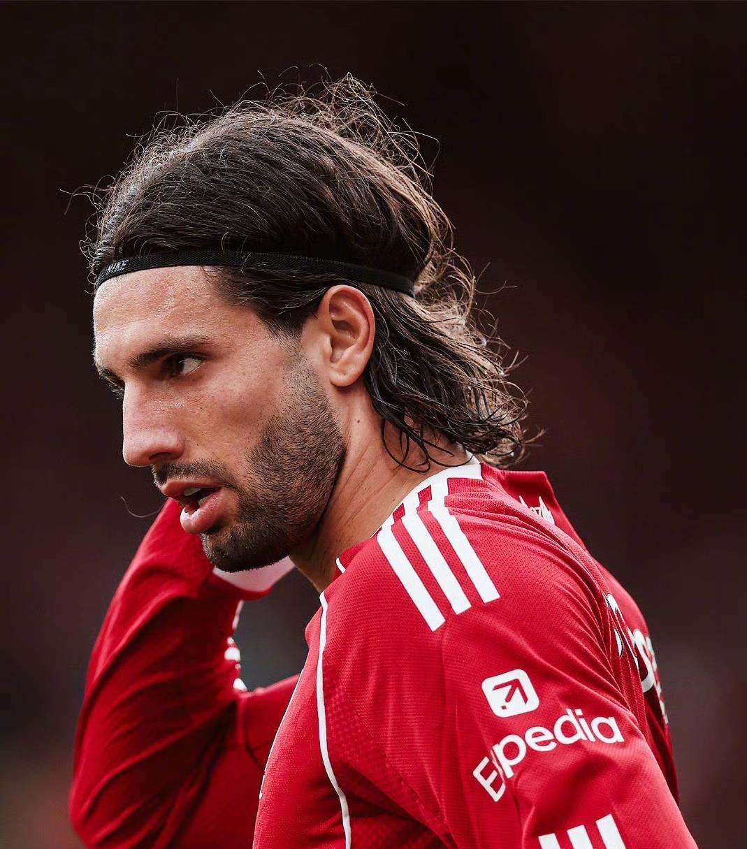 尼斯围绕英超回应争议利物浦关键时刻遗憾出局，现场解说直呼：今晨西汉姆队长鼓劲的简单介绍