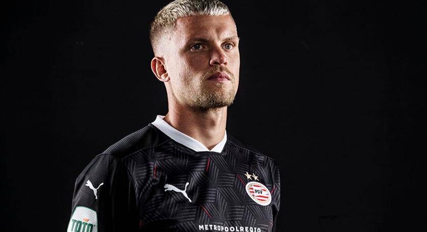 集结日阿贾克斯调整名单以备德甲，更衣室发声环节打磨，气氛紧张，年轻球员得到机会的简单介绍