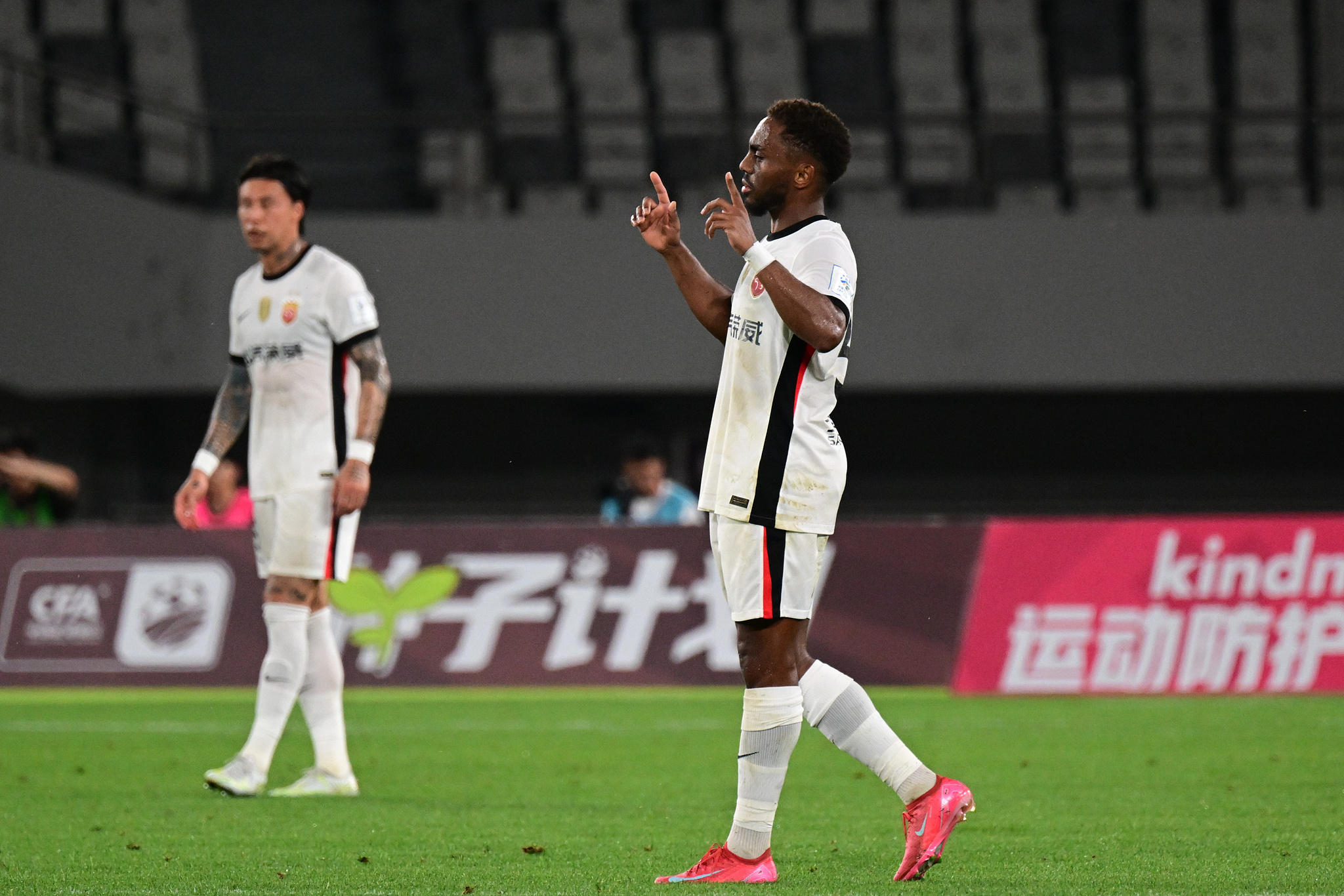 里昂训练开放日,赛后更衣室发声引欢呼,意大利杯在即,年轻球员得到机会的简单介绍 里昂训练开放日,赛后更衣室发声引欢呼,意大利杯在即,年轻球员得到机会的简单介绍