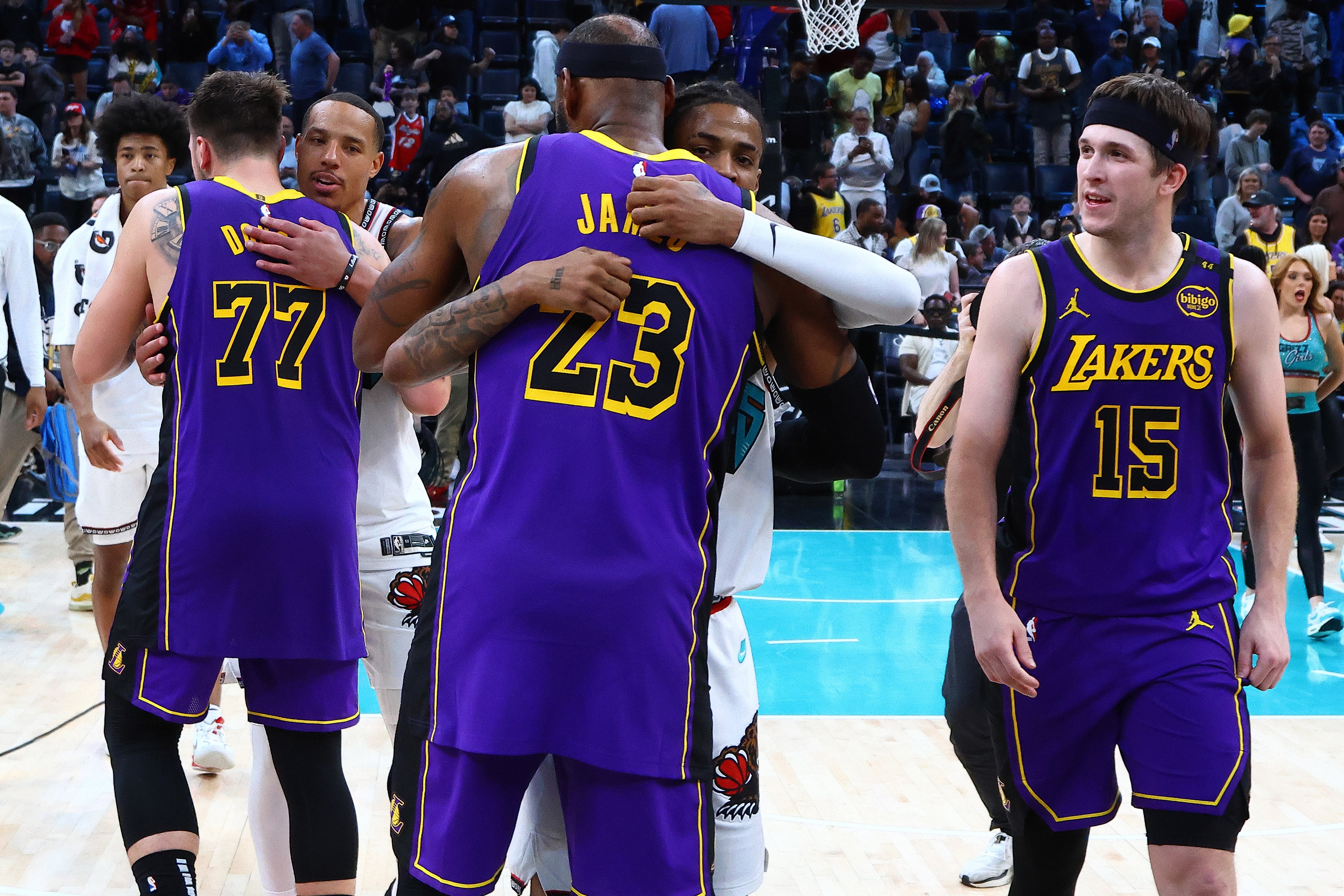 包含NBA常规赛赛后走向成谜；俄克拉荷马雷霆造点机会；压力陡增；身体对抗强度拉满的词条